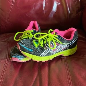 Vibrant Black and Pink Women's Athletic Shoes